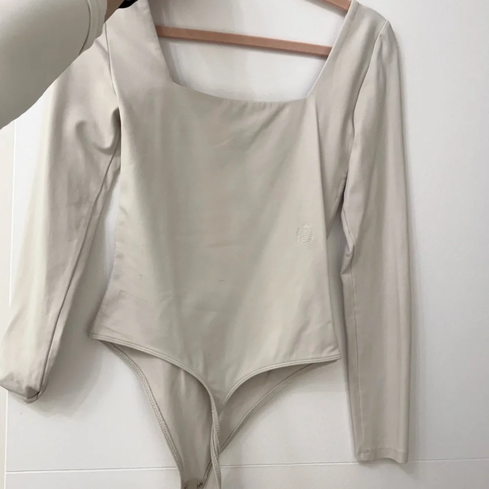 Aritzia Original Contour Squareneck Bodysuit sz S matte pearl - Picture 2 of 5